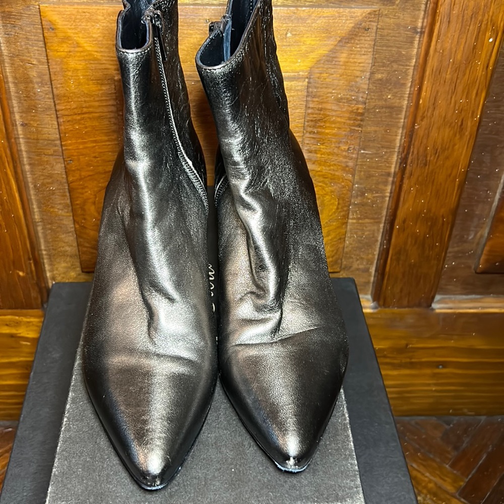 Brand: Strategia. Color:burnish gold and silver. Made in Italy. 1.95 inched heel